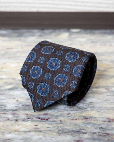 Krawat jedwabny brązowy w duże niebieskie ornamenty