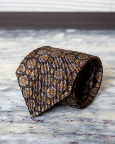 Krawat jedwabny brązowy w monochromatyczne ornamenty