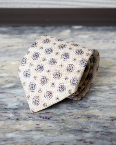 Krawat jedwabny kremowy z niebieskim ornamentem