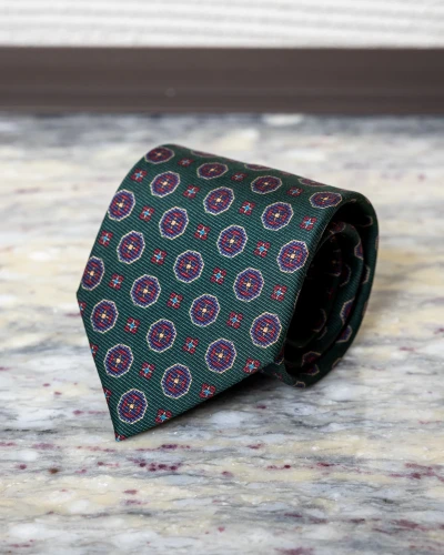 Krawat jedwabny zielony w średnie czerwone ornamenty
