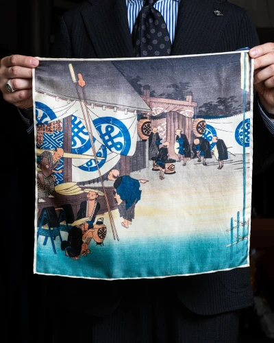 Poszetka jedwabna z dziełem sztuki "Pięćdziesiąt trzy stacje Tokaido" - Utagawa Hiroshige