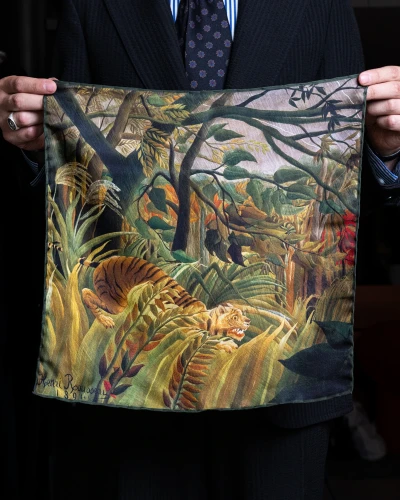 Poszetka jedwabna z dziełem sztuki "Tygrys podczas burzy tropikalnej" - Henri Rousseau